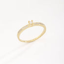 ANEL COM ZIRCÔNIA CENTRAL LAPIDADA E ARO CRAVEJADO