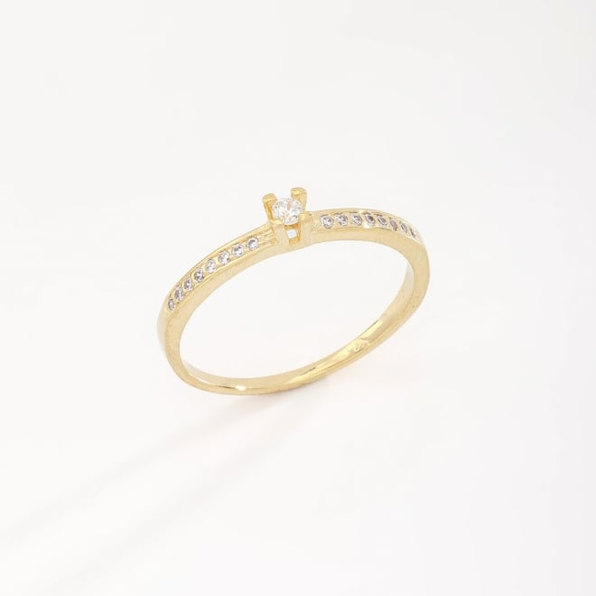 ANEL COM ZIRCÔNIA CENTRAL LAPIDADA E ARO CRAVEJADO