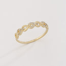 ANEL COM DETALHES ENTRELAÇADOS EM ZIRCÔNIAS